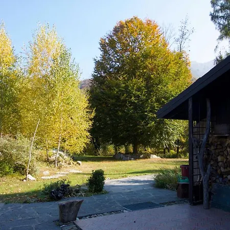 Βίλα Sleeps 8 Castelveccana