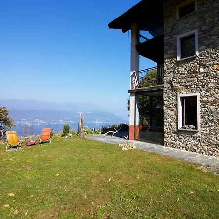 Βίλα Sleeps 8 Castelveccana